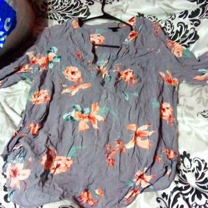 Beautiful button front floral top size 1